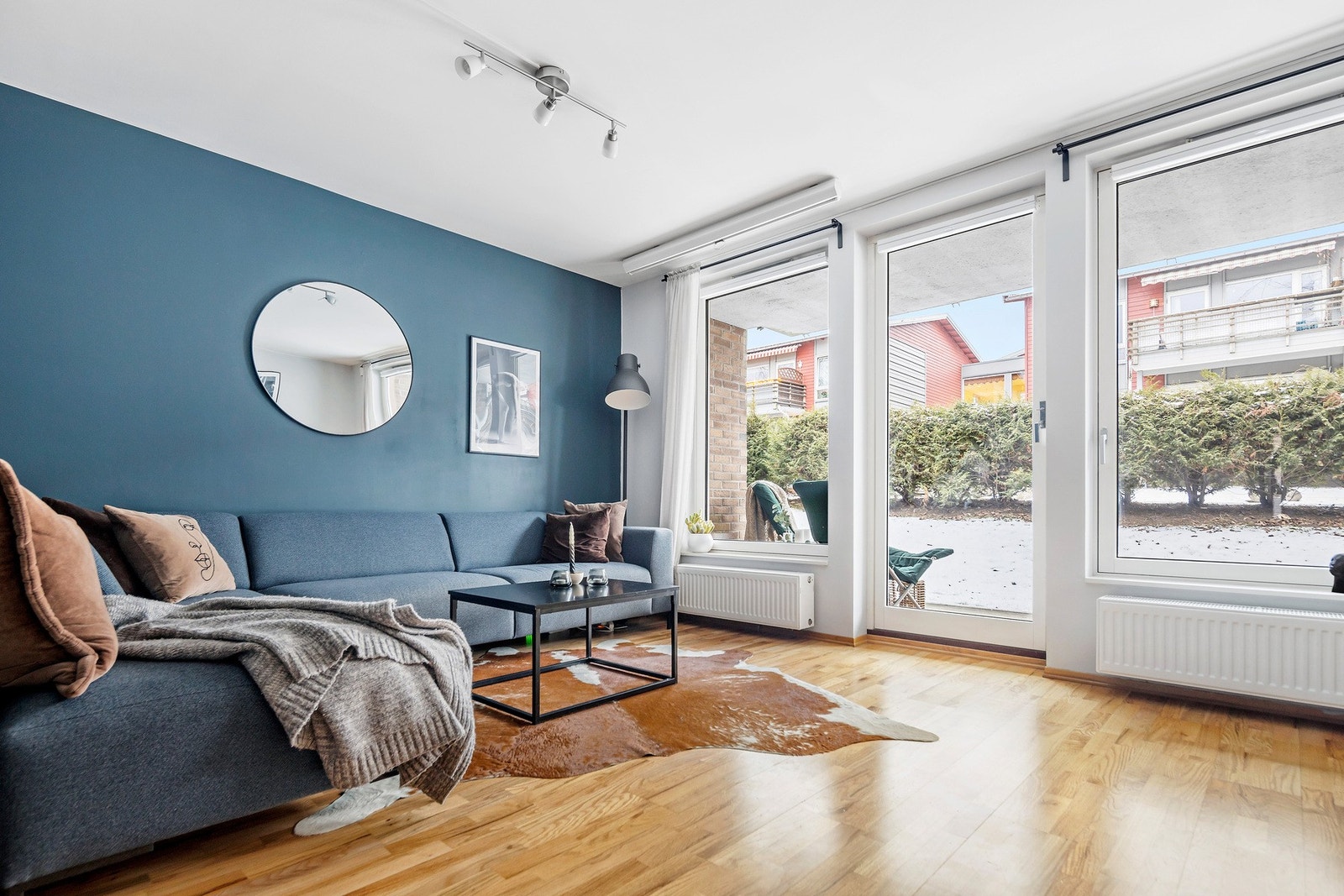 Fra stuen er det direkte utgang til markterrasse som ligger mot øst. Galleribilde