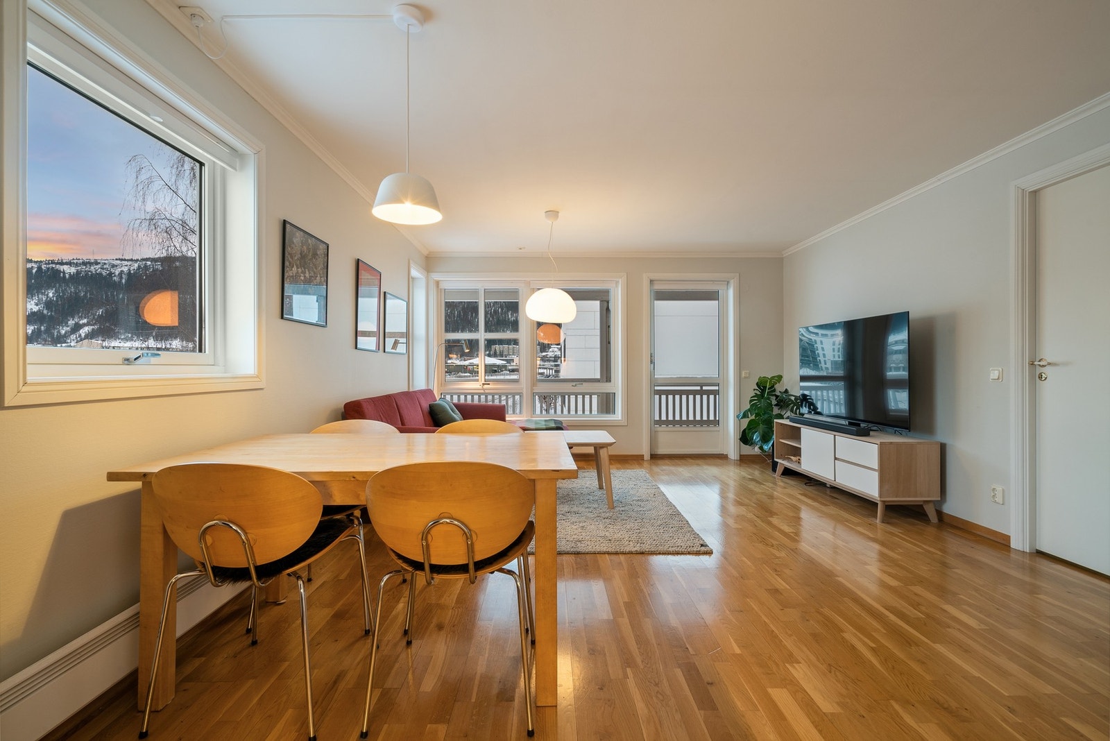 Utgang fra stue til balkong. Galleribilde