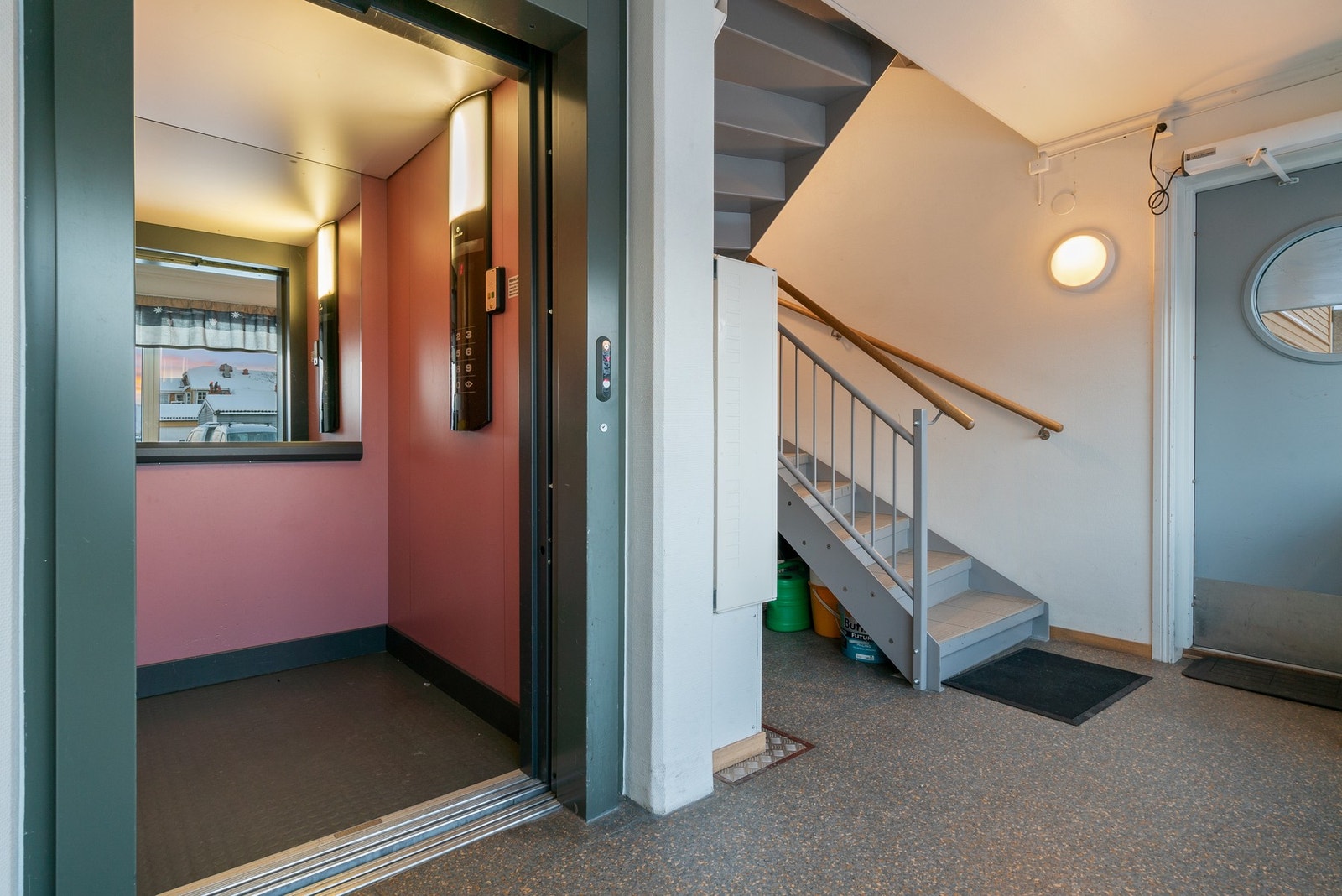 Fra gateplan er det heis opp til leiligheten i 3. etasje. Galleribilde