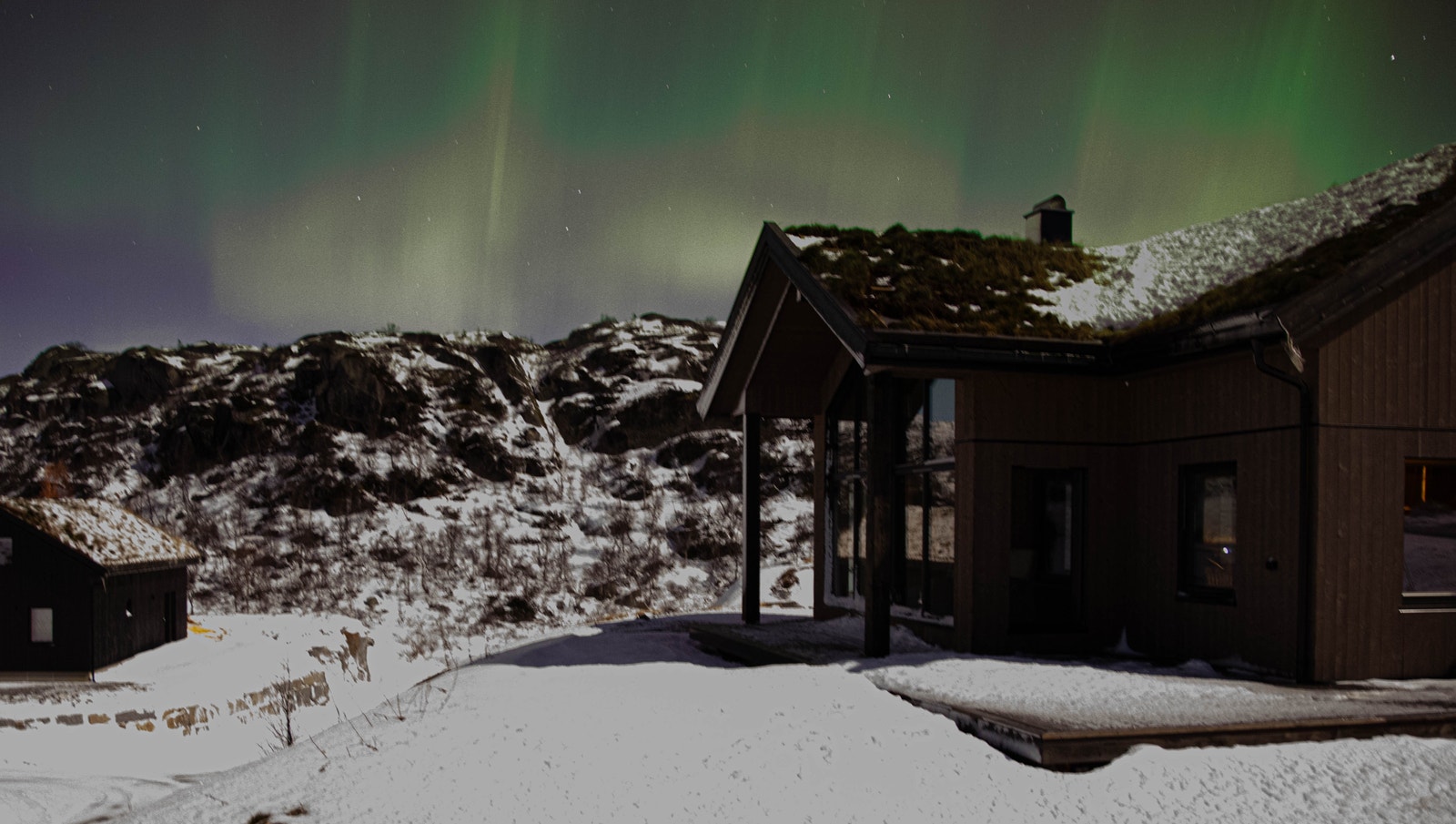 Nordlys utenfor stuevinduene 25. november 2023 Galleribilde