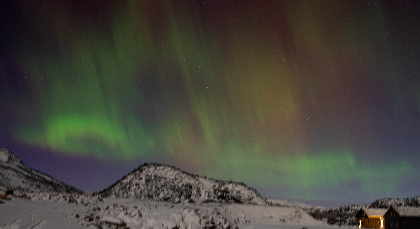 Nordlys utenfor stuevinduene 25. november 2023 Galleribilde