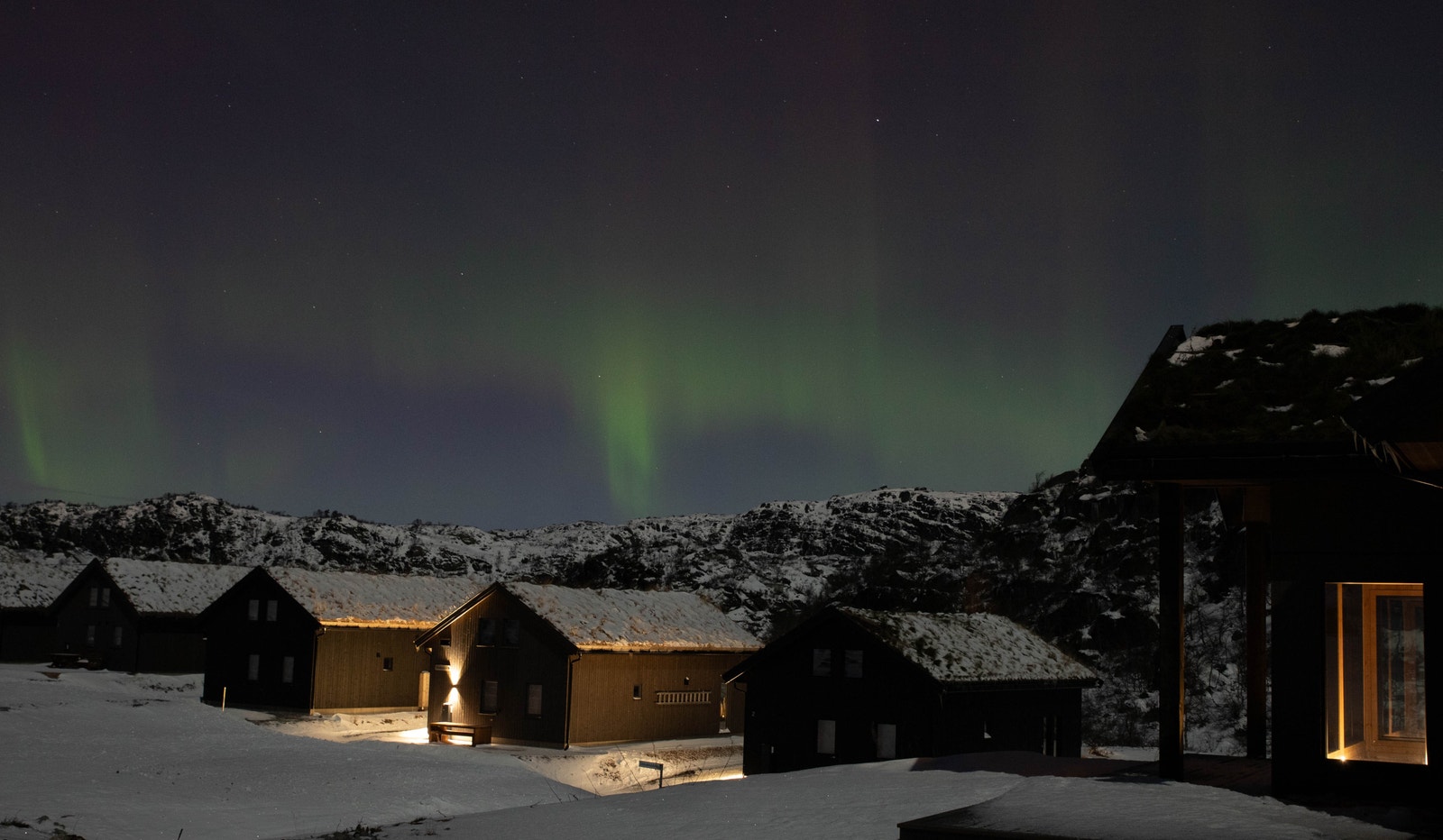 Nordlys utenfor stuevinduene 25. november 2023 Galleribilde