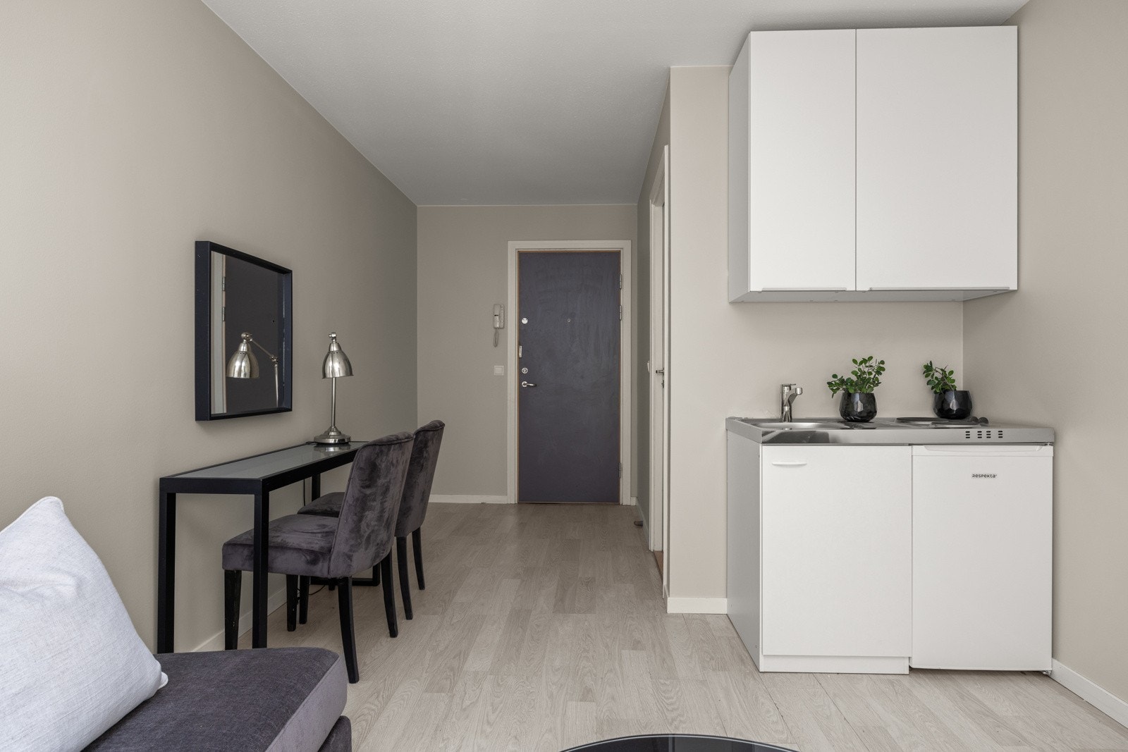 God plass til hjemmekontor og/eller oppbevaringsløsninger. Praktisk og optimalisert kjøkken med over- og underskap. Galleribilde