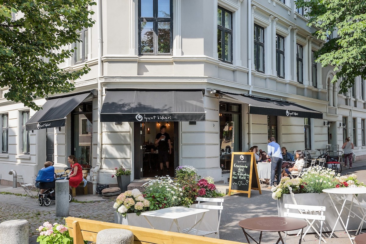 Flere nærliggende caféer og restauranter, her fra åpent bakeri Galleribilde