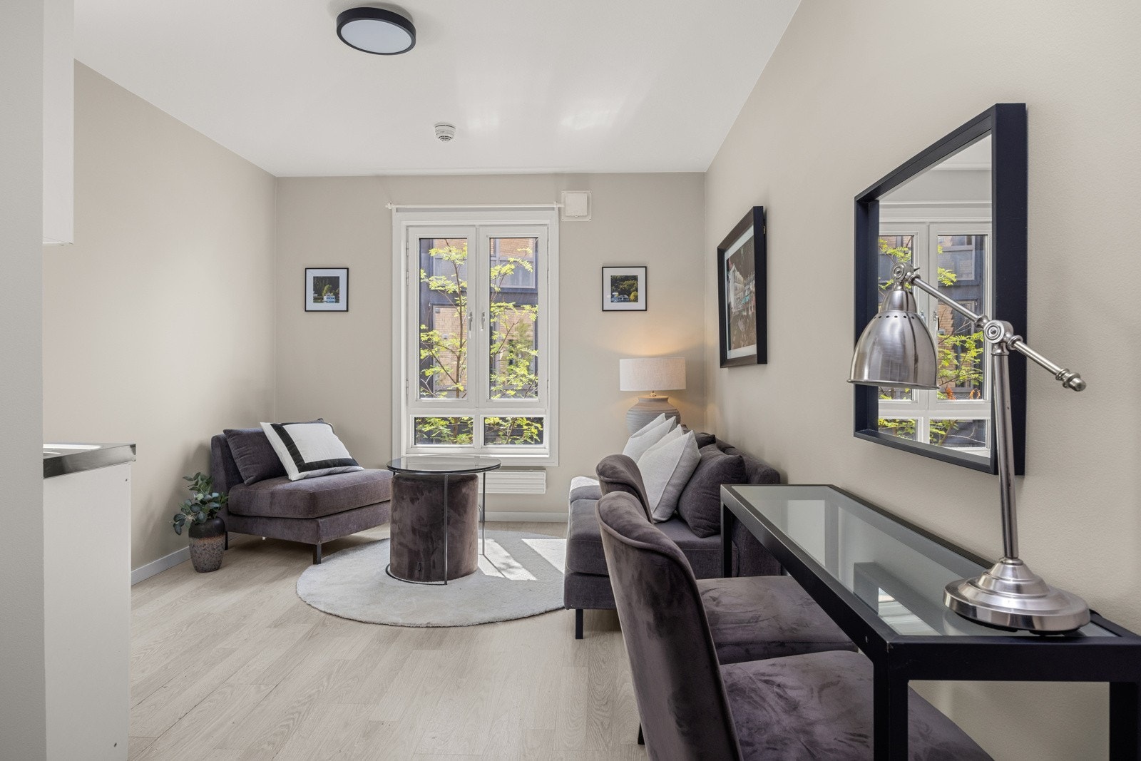 Svært lave felleskostnader med fyring, varmtvann og internett inkludert. Nytt gulv i 2023 og malte overflater i tidsriktige farger. Galleribilde