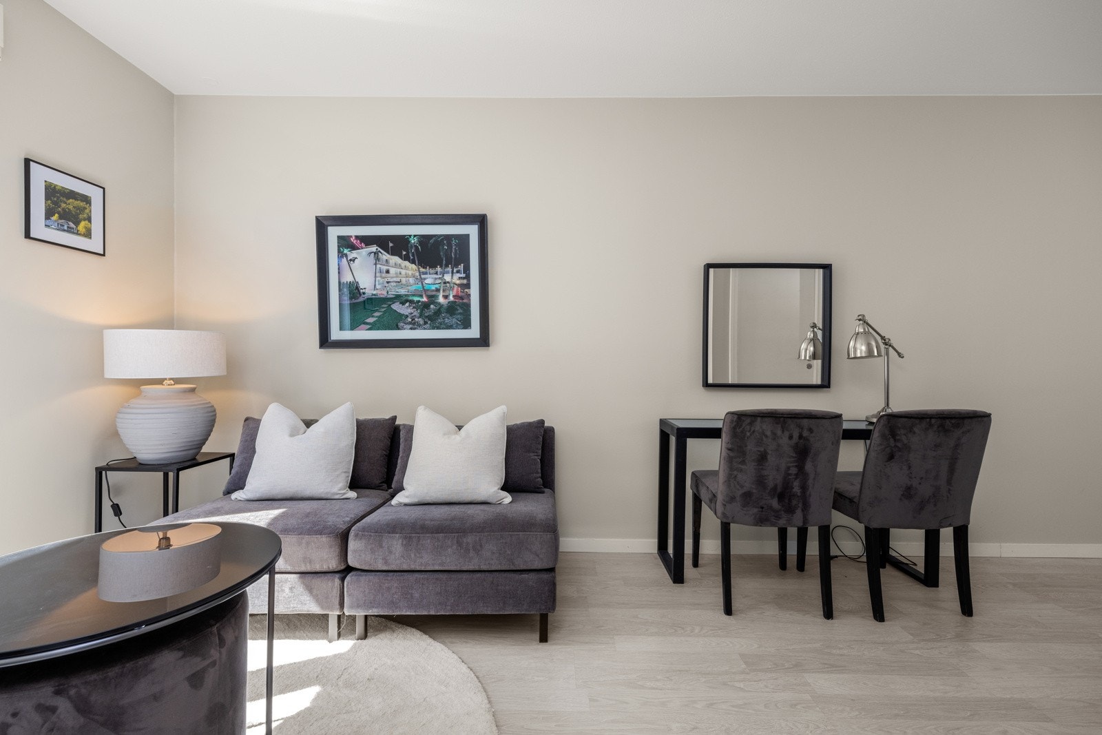 Lys og innbydende med svært gode lysforhold fra store vindusflater. Galleribilde