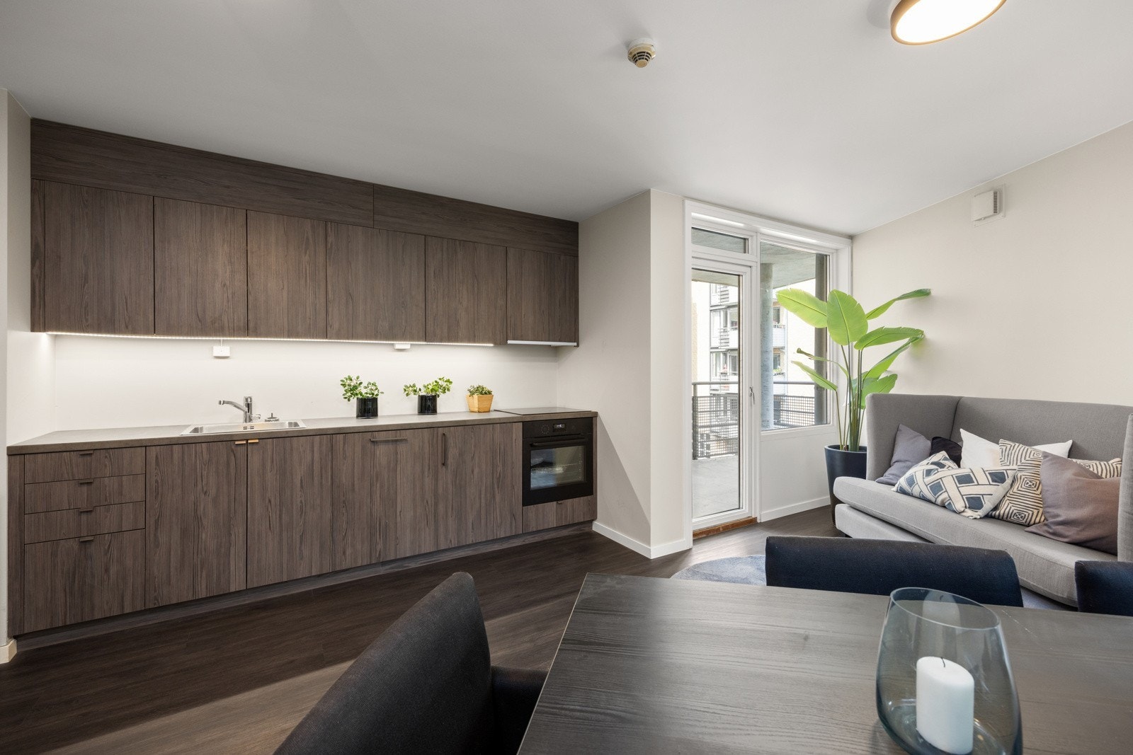 Nytt HTH kjøkken fra 2023 med integrerte hvitevarer og rikelig med skap- og benkeplass. Galleribilde