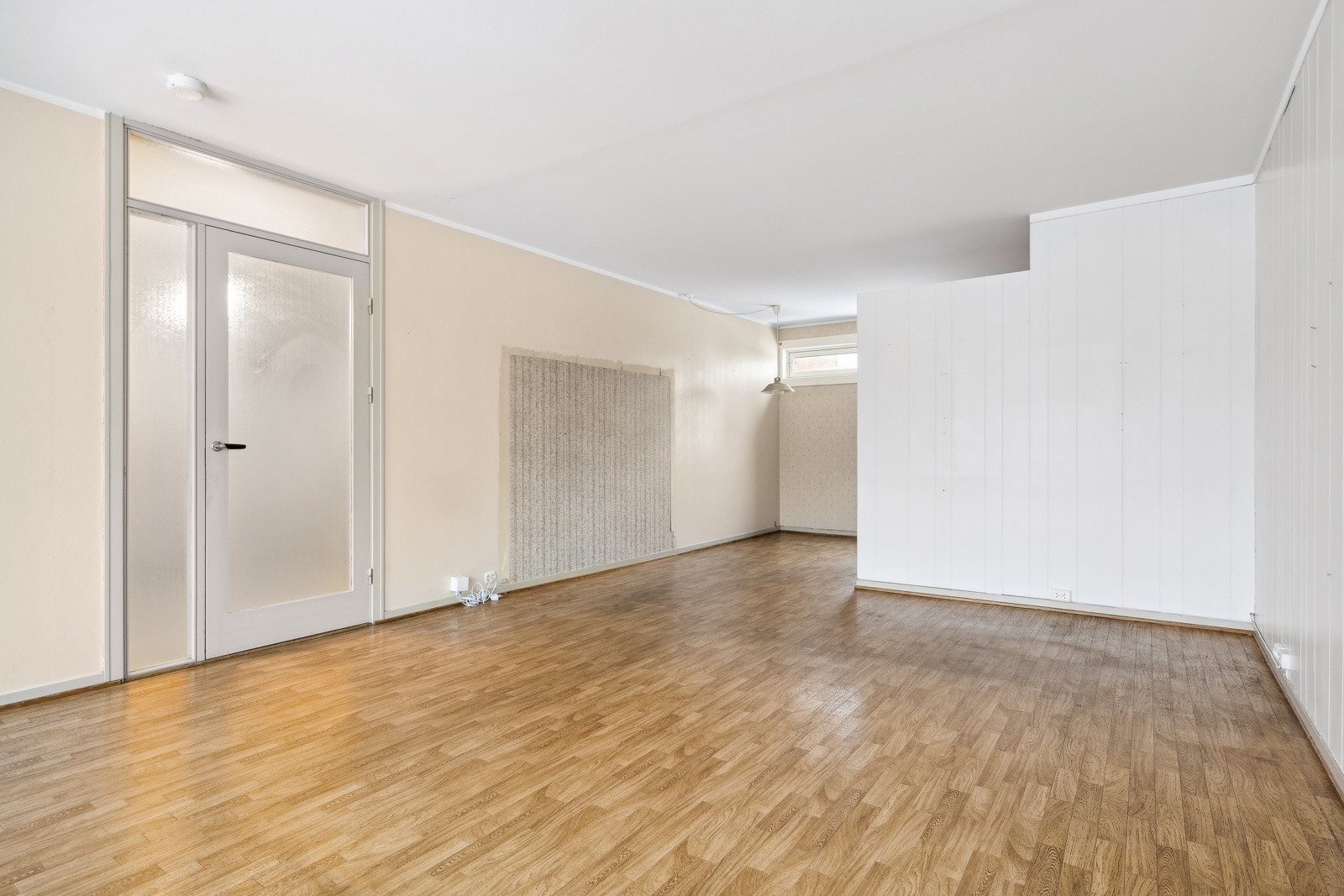 Stuen oppleves som lys og luftig. Store vindusflater gir godt med naturlig lysinnslipp. Galleribilde