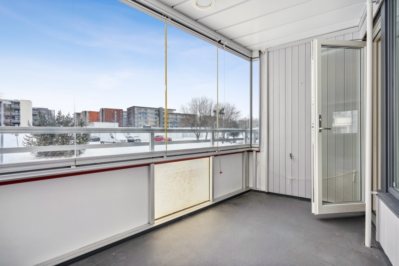 Det er utgang til innglasset balkonge på 8 kvm fra stuen. Galleribilde