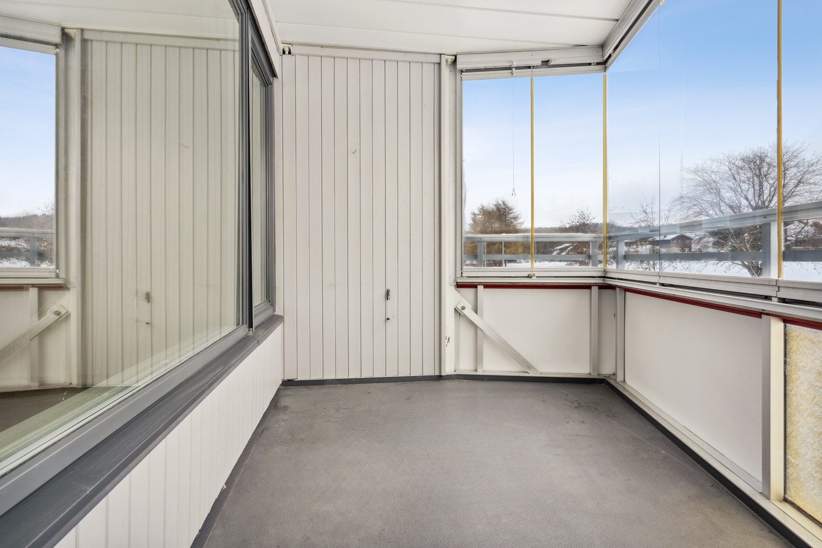 Balkongen har store vinduer som kan åpnes når det er behov for det. Galleribilde