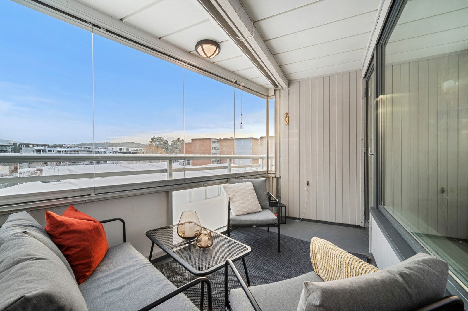 Romslig balkong med god plass til utemøblement og grill. Balkongen er innglasset, men glassene kan skyves til siden og åpnes opp når sola steker. Galleribilde
