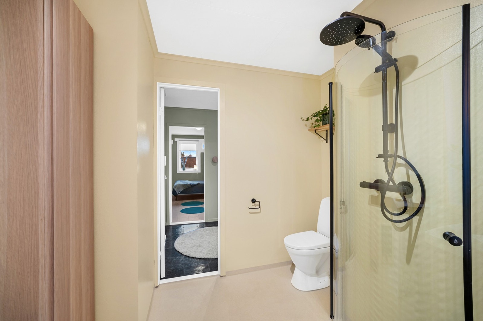 Badet er sammenslått med tidligere separat toalettrom slik at man nå har et større og mer arealeffektivt bad på hele 5,3 kvm. Galleribilde
