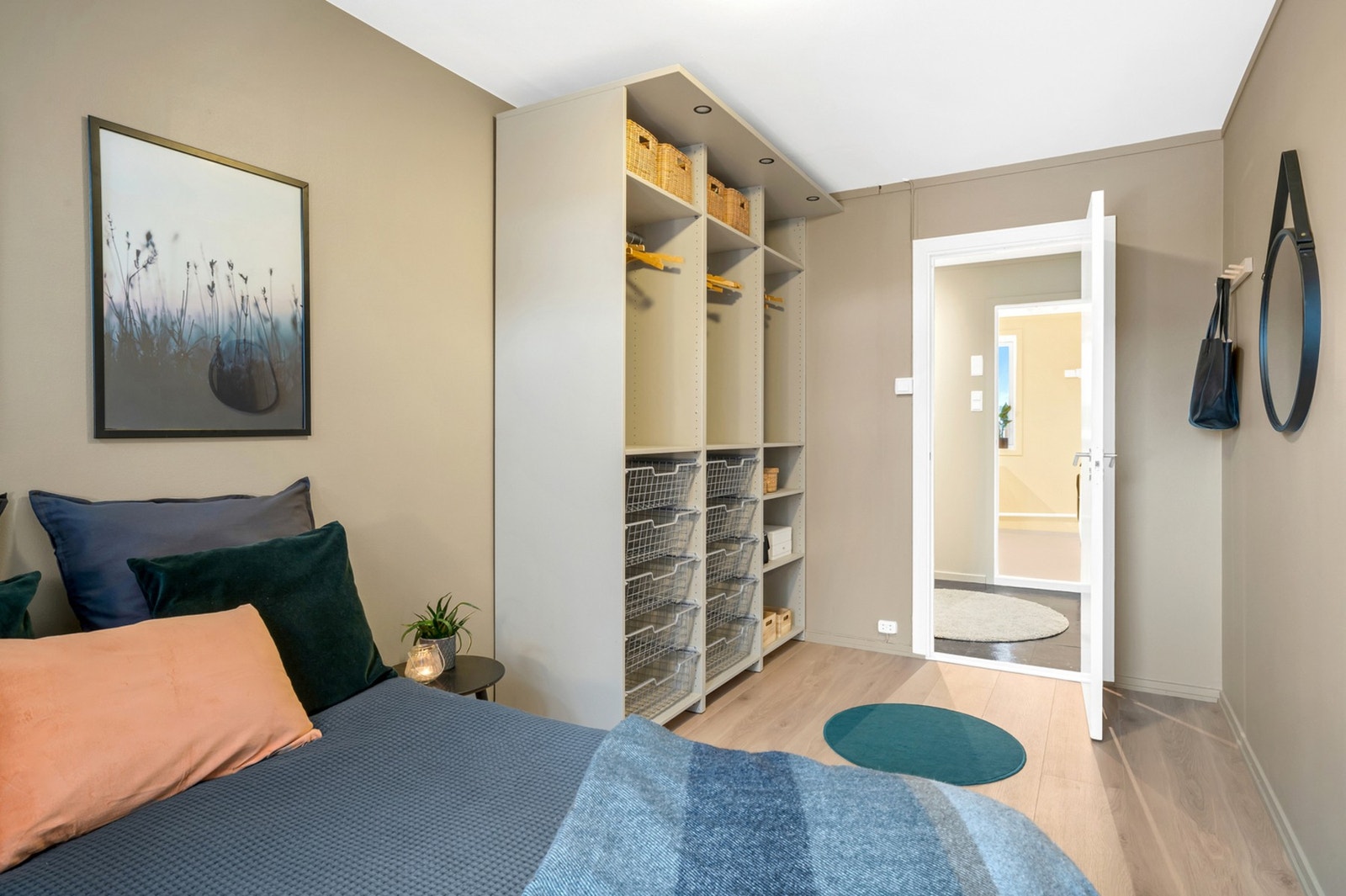 Her har man god plass til både dobbeltseng og garderobeløsninger. Galleribilde