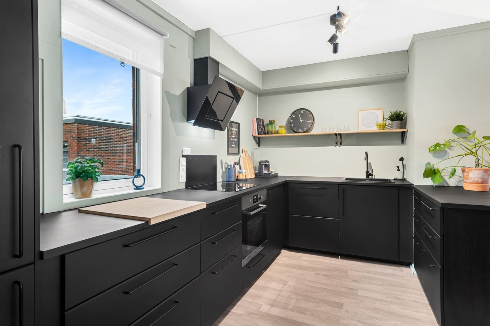 Svært flott IKEA-kjøkken fra 2021/22 med integrerte hvitevarer og mye skap- og benkeplass. Galleribilde