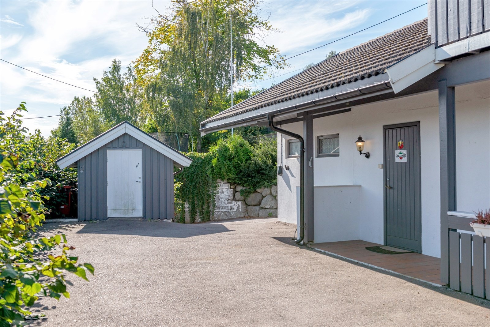 Hyggelig gårdsplass. Utebod og egen inngang til garasjen. Galleribilde