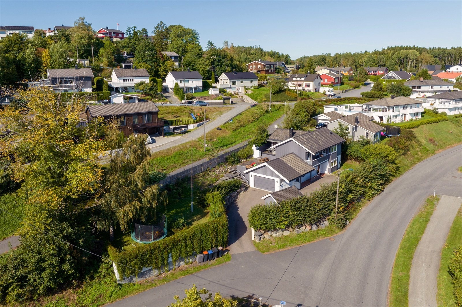 Boligen er beliggende i etablert og populært boområde. Galleribilde