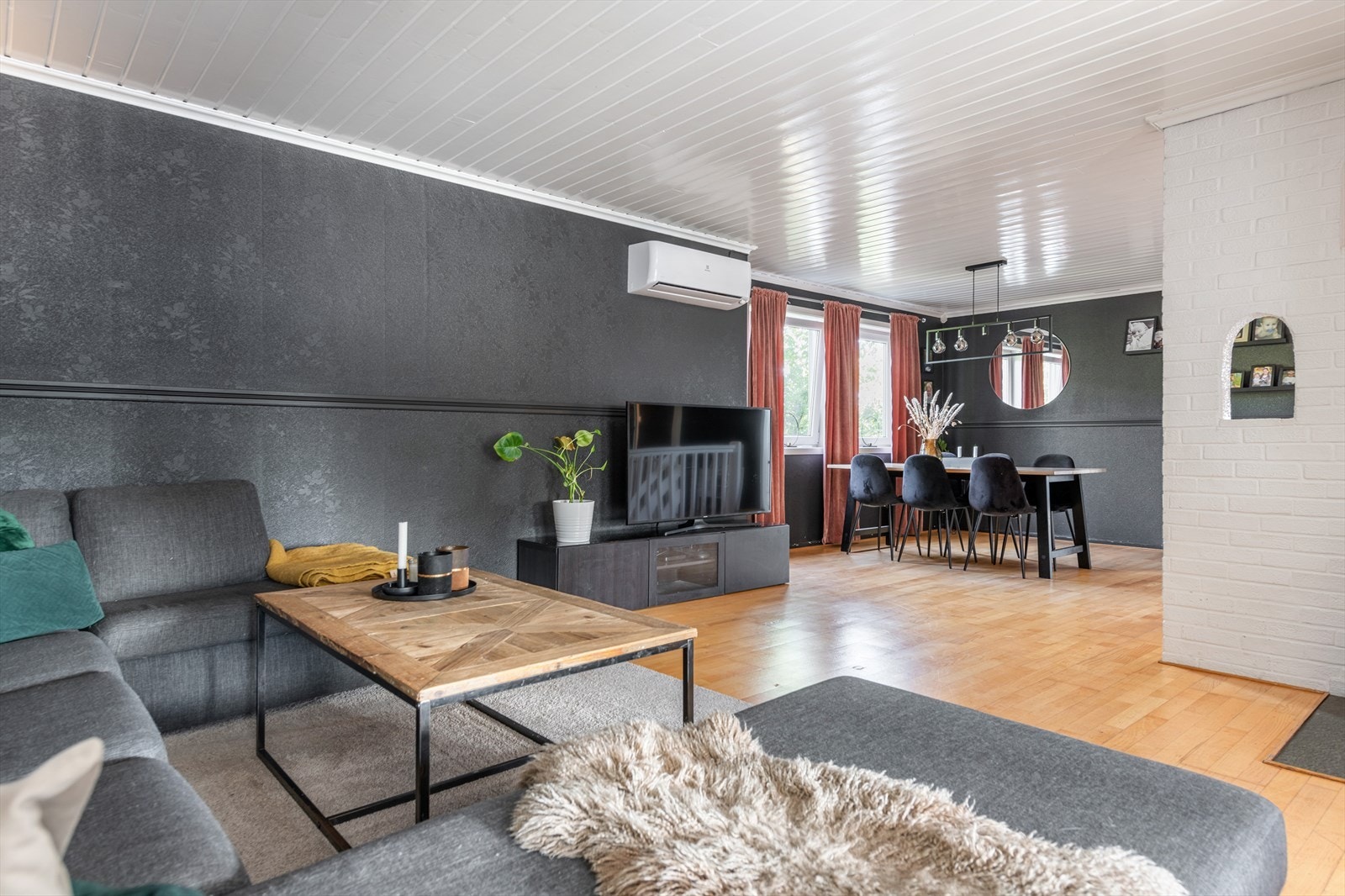 Stor stue med utgang til uteplass bak huset. Galleribilde