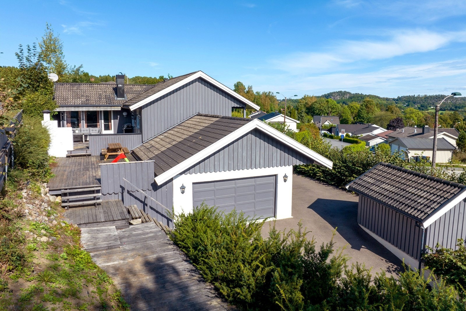 Lun og fin uteplass i forbindelse med stuen. Galleribilde