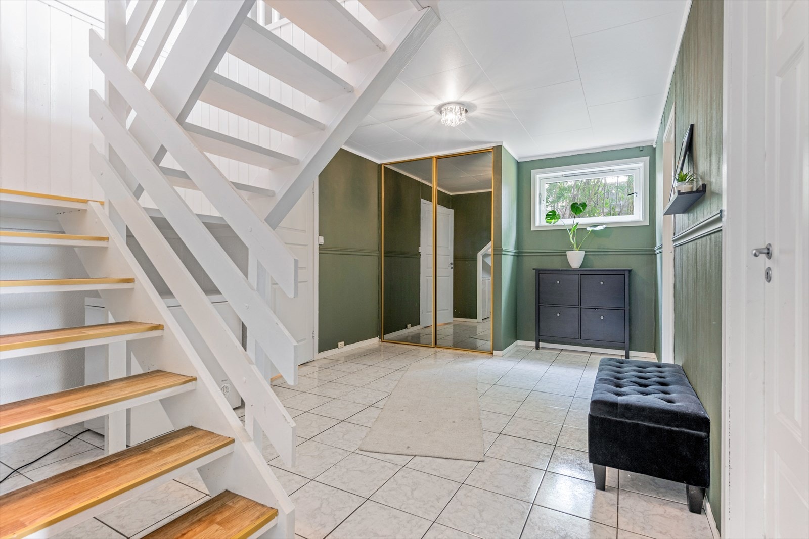 Stor hall i underetasjen. Galleribilde