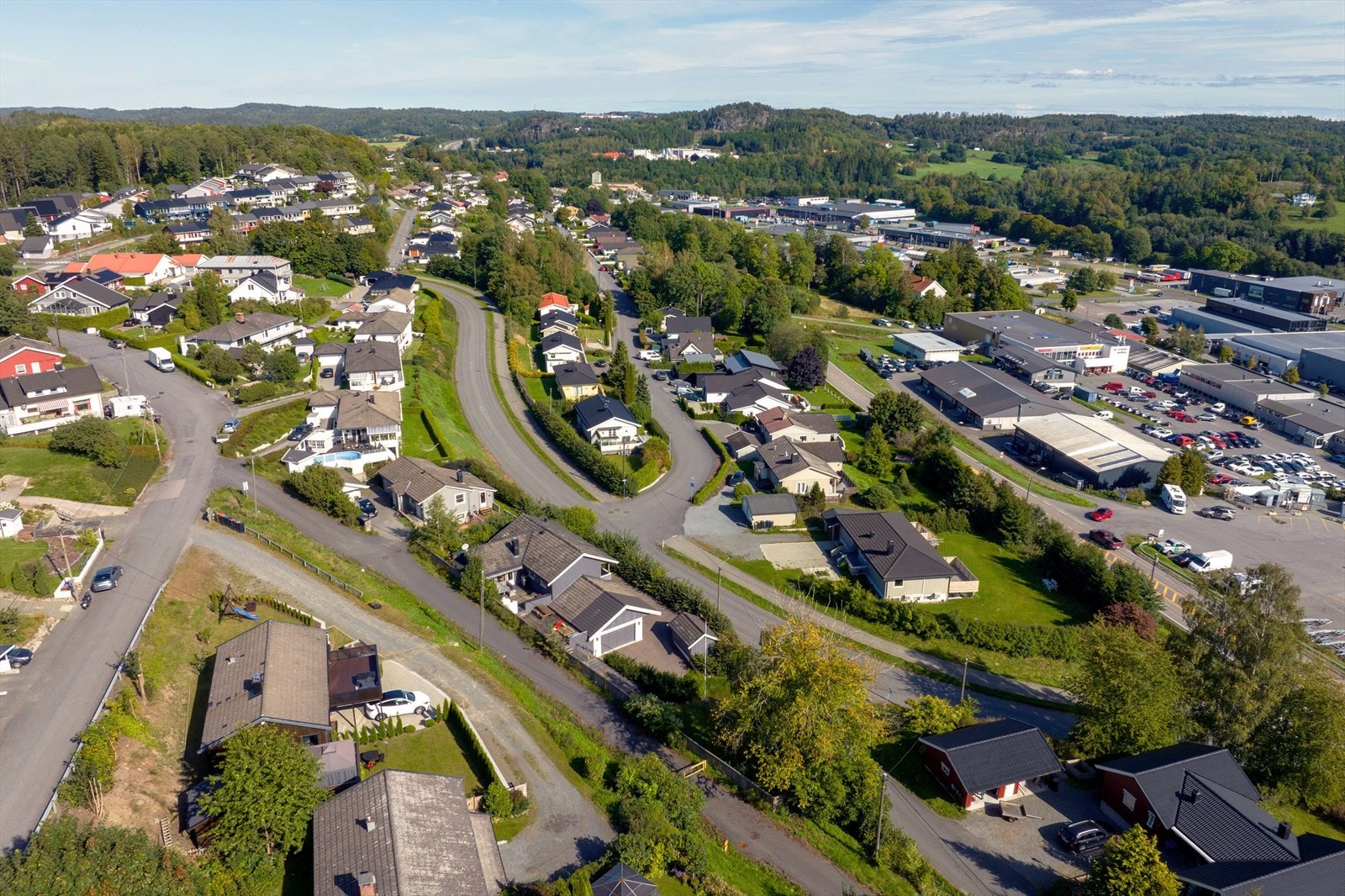 Kort vei til skoler, barnehage, butikker og kjøpesenter. Galleribilde
