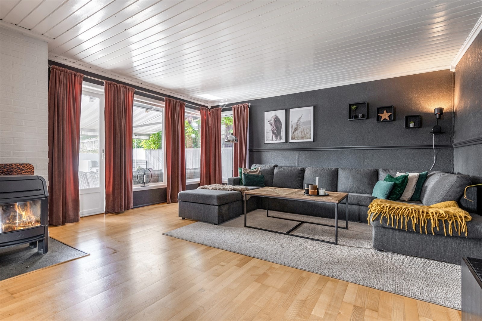 Her er det plass til stor sofa foran en god vedovn. Galleribilde