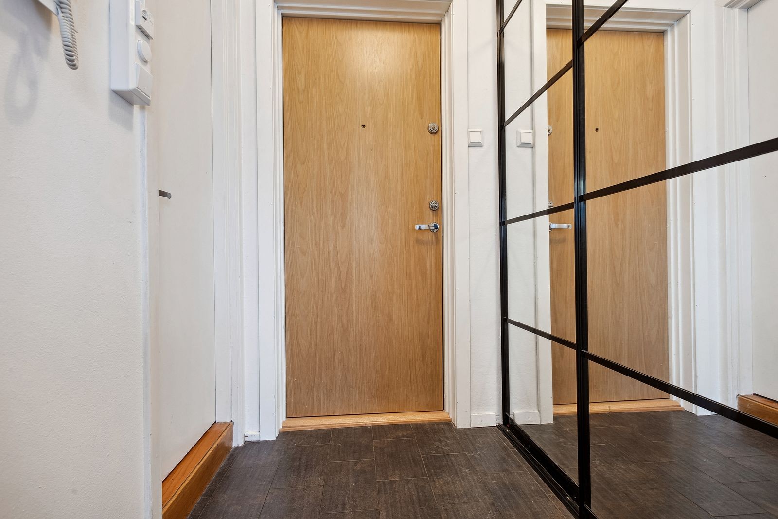 Gang med romslig skyvedørsgarderobe Galleribilde