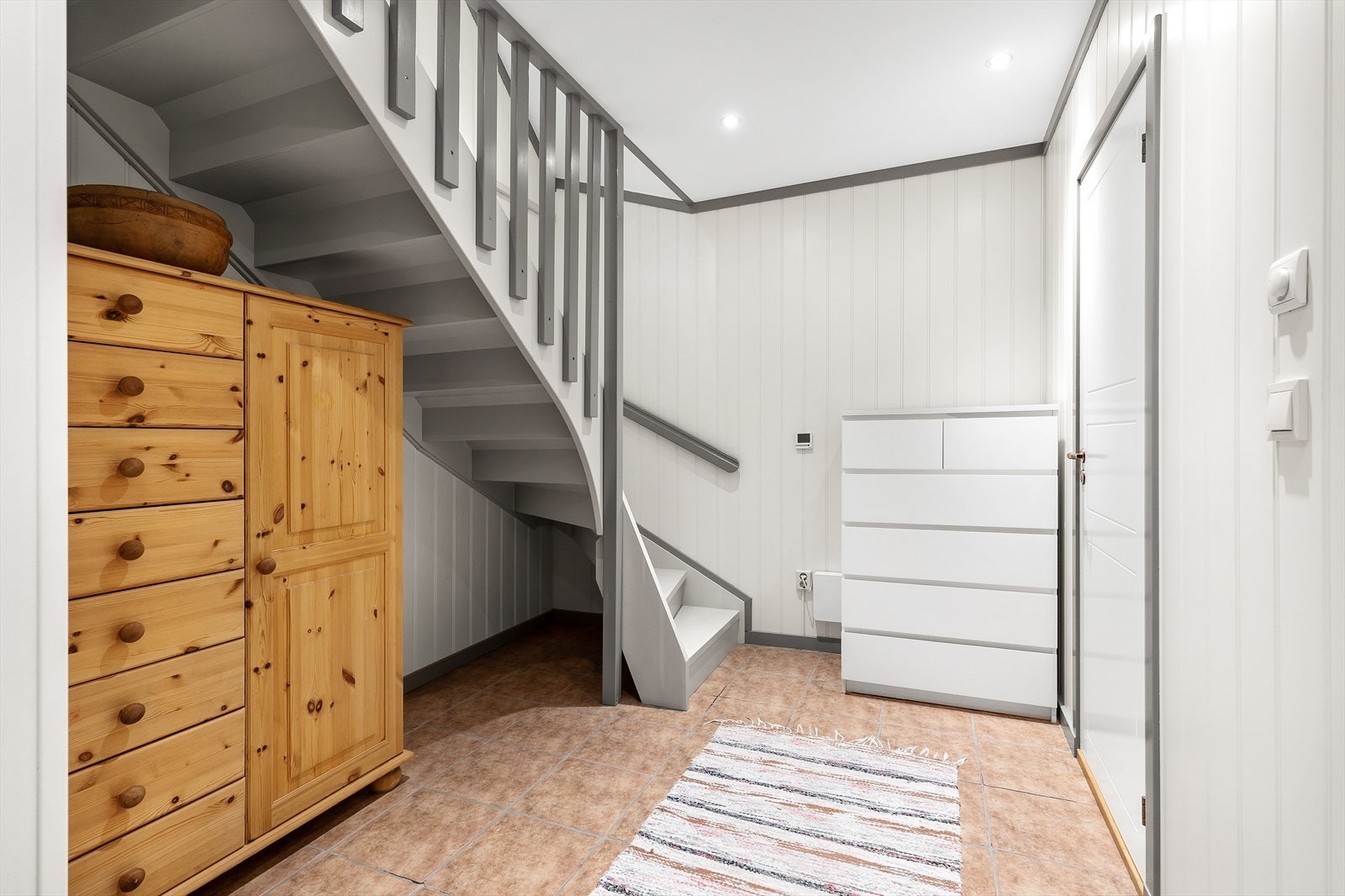 Trapperommet har god plass for ekstra lagringsplass Galleribilde