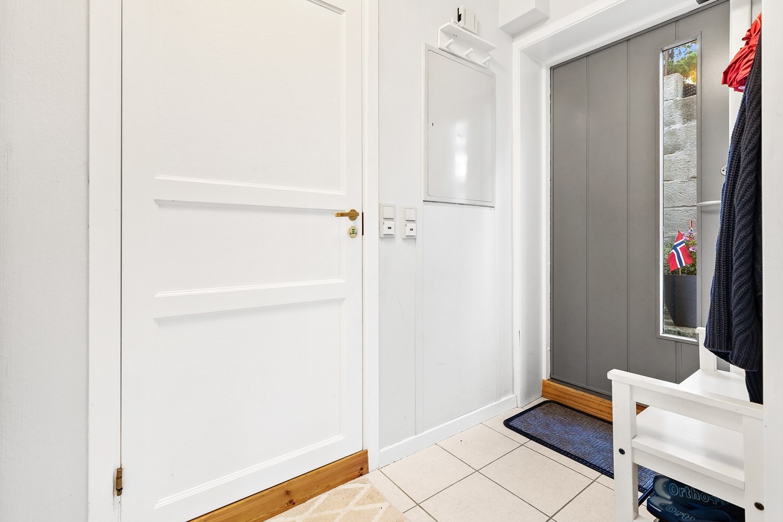 Entréen i hybelen har flislagte gulv med varmekabler Galleribilde