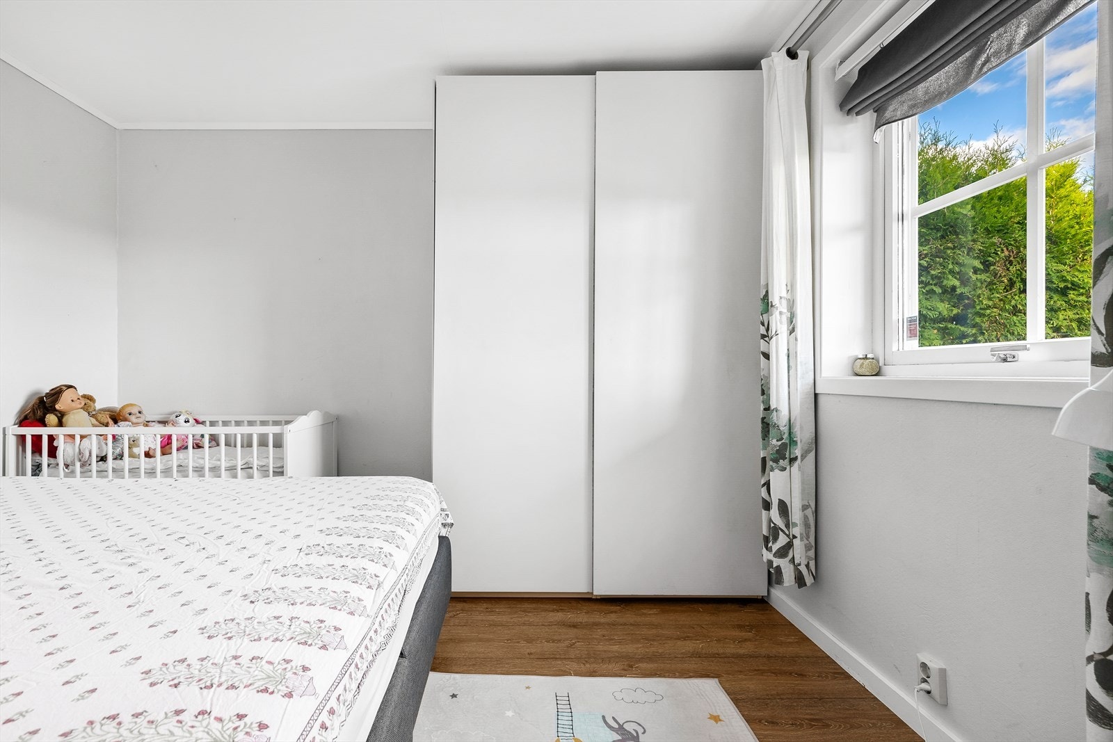 Soverommet har plass til dobbeltseng og er innredet med garderobeskap Galleribilde