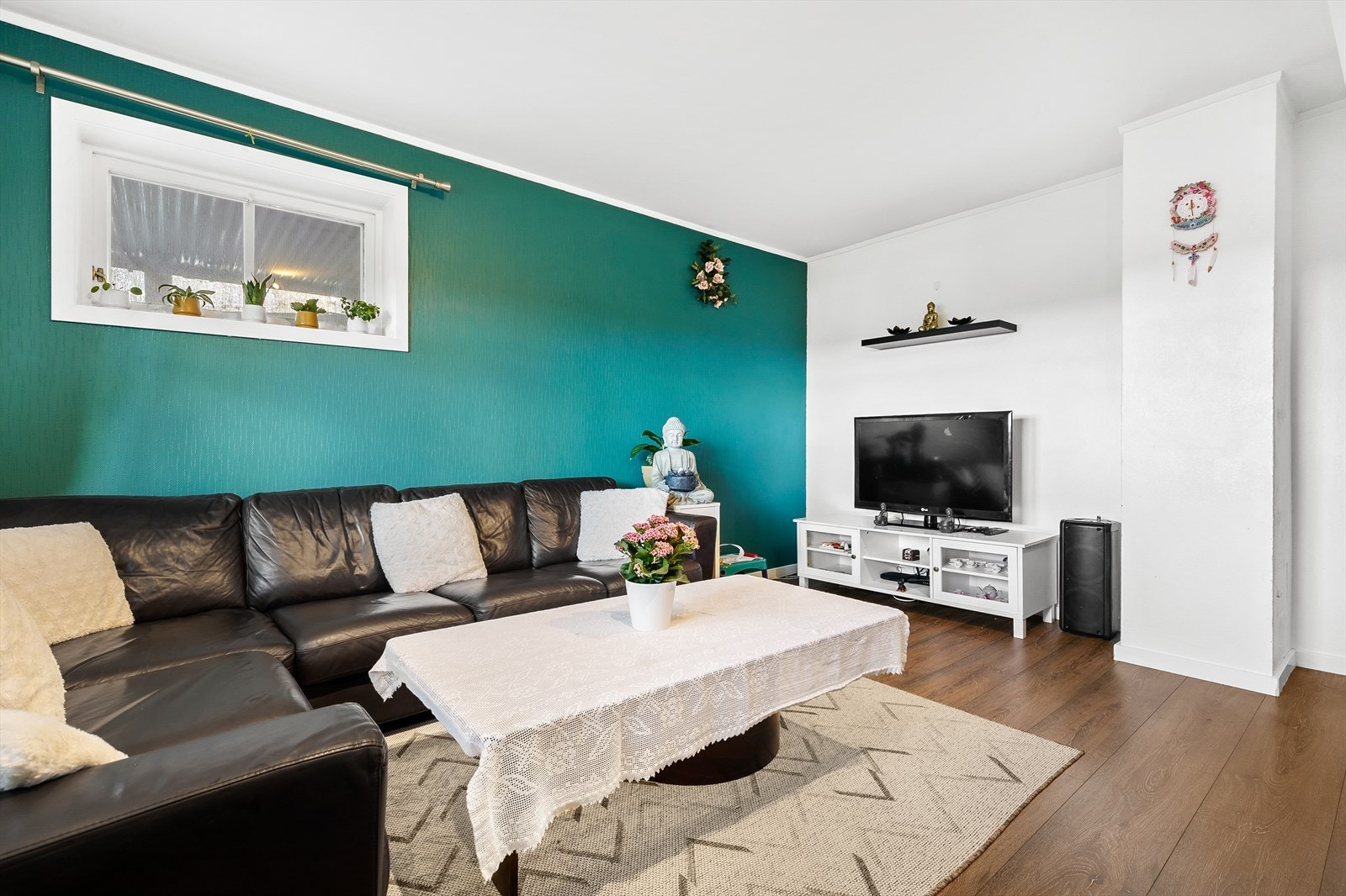 Stue med plass for romslig sofa og tv-møblement Galleribilde