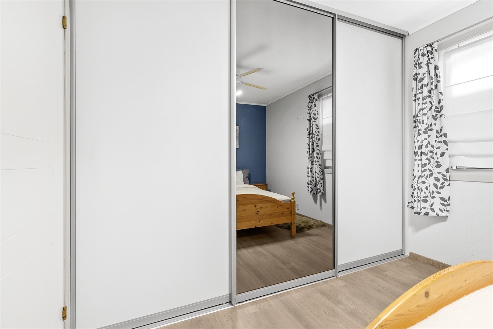 I tillegg er soverommet innredet med stort skyvedørsgarderobe med en speildør Galleribilde