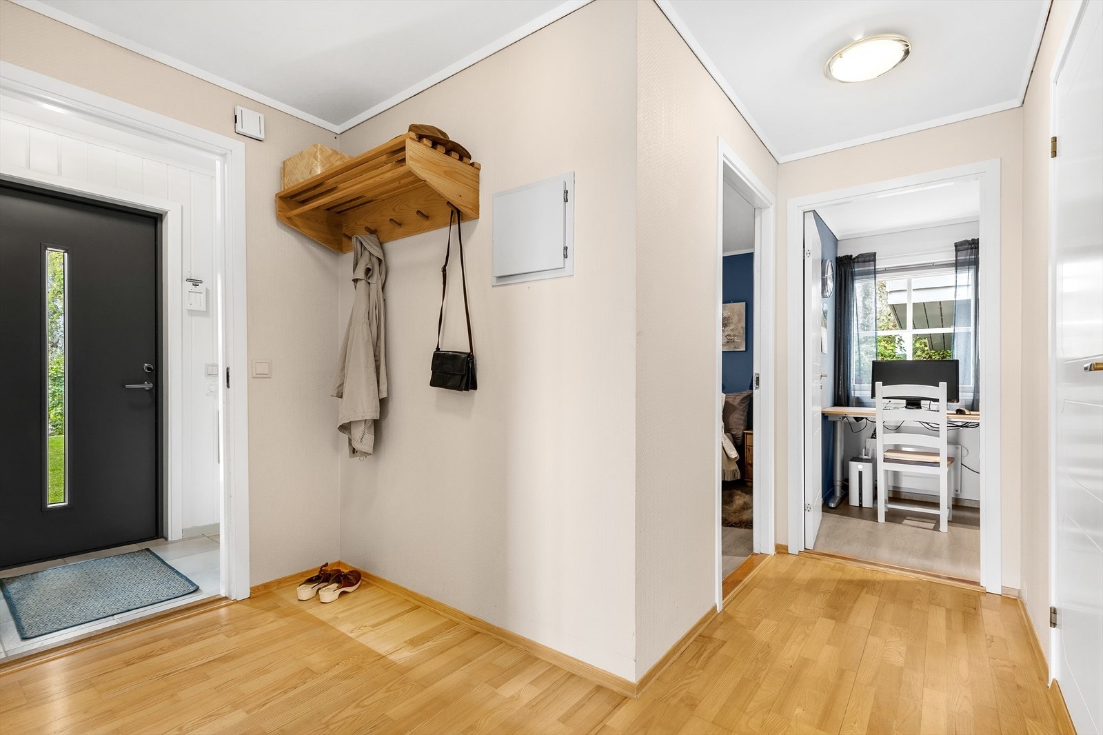Entréen/mellomgangen har tilgang til alle rom i 1. etasje Galleribilde