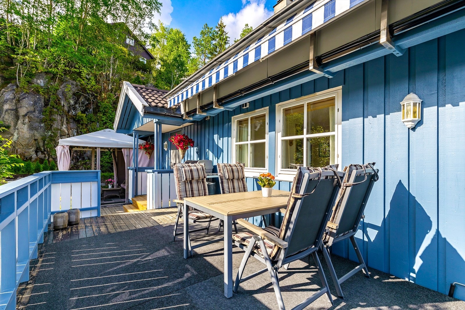 Her er det meget god plass for både utemøbler, både sofa og spisebord, samt solseng og grill Galleribilde