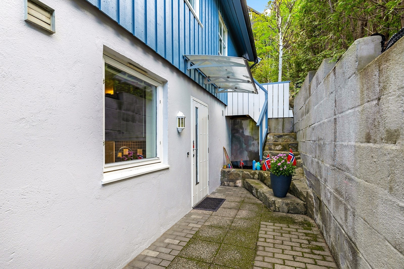 Det er egen inngang til hybelleiligheten i underetasjen. I følge eier er det varme i gulv i hele underetasjen, unntatt bodene Galleribilde