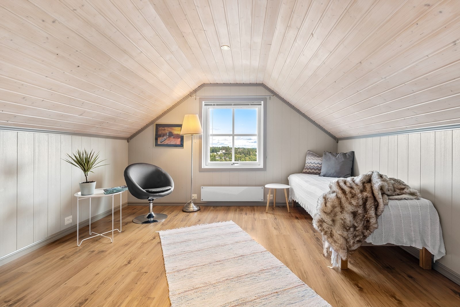 Soverom 3/loftsstue er stort og hyggelig med skråtak. Galleribilde