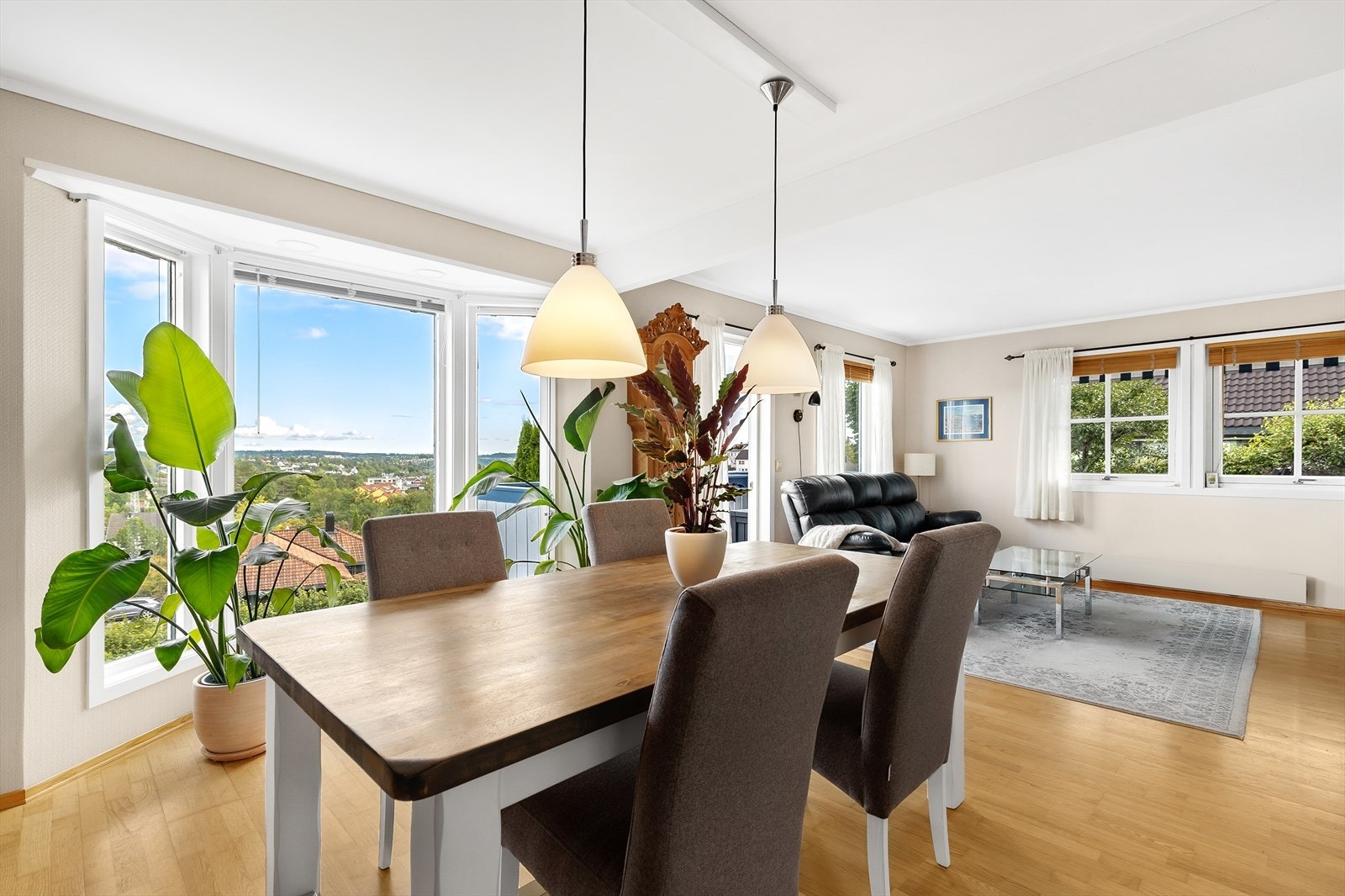 Fra spisestuen er det nydelig utsikt over området Galleribilde