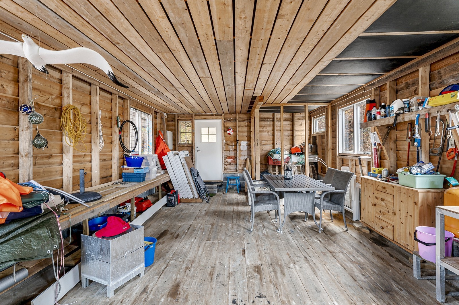 Her er det god plass til fiskeredskaper og annet utstyr, samt til vinterlagring av båt. Galleribilde