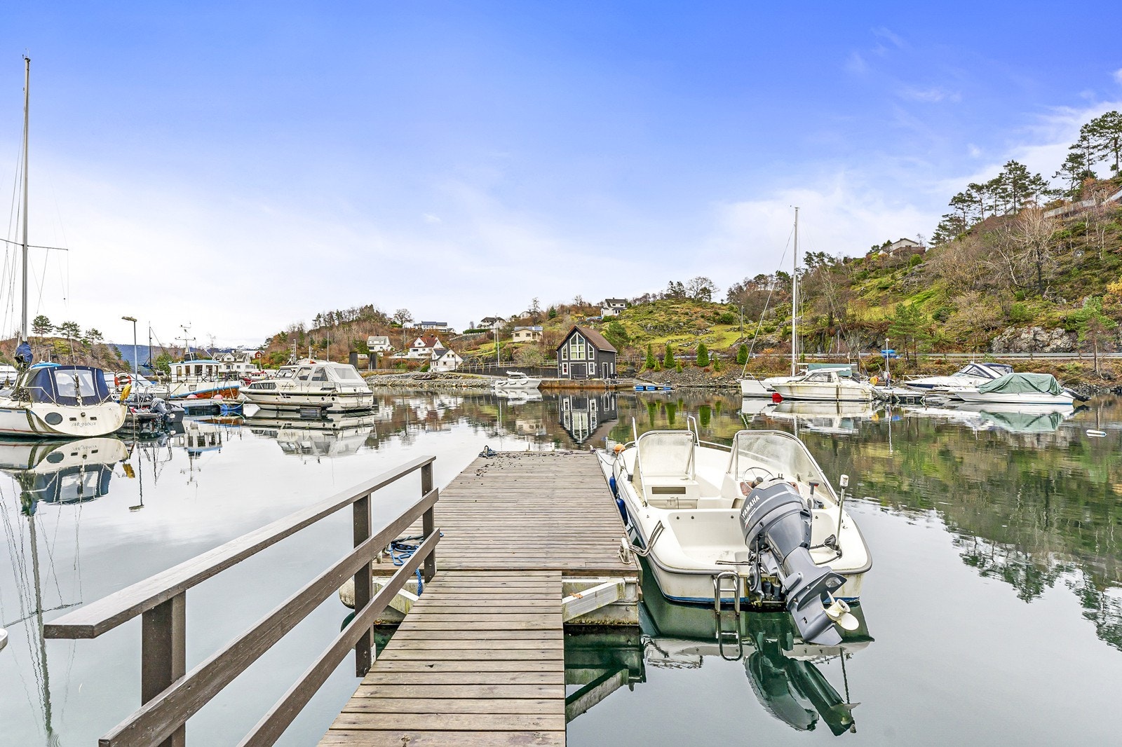 Ved flytebryggen er det god plass til fortøyning av båter. Galleribilde