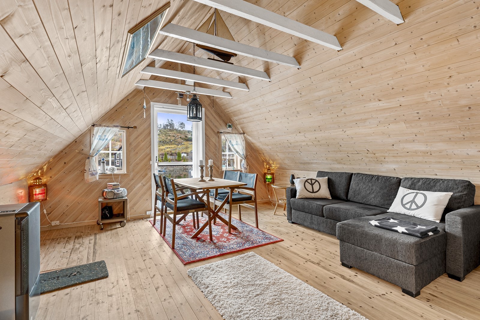 Loftsetasjen er innredet med stue og soverom (ikke omsøkt og godkjent). Galleribilde