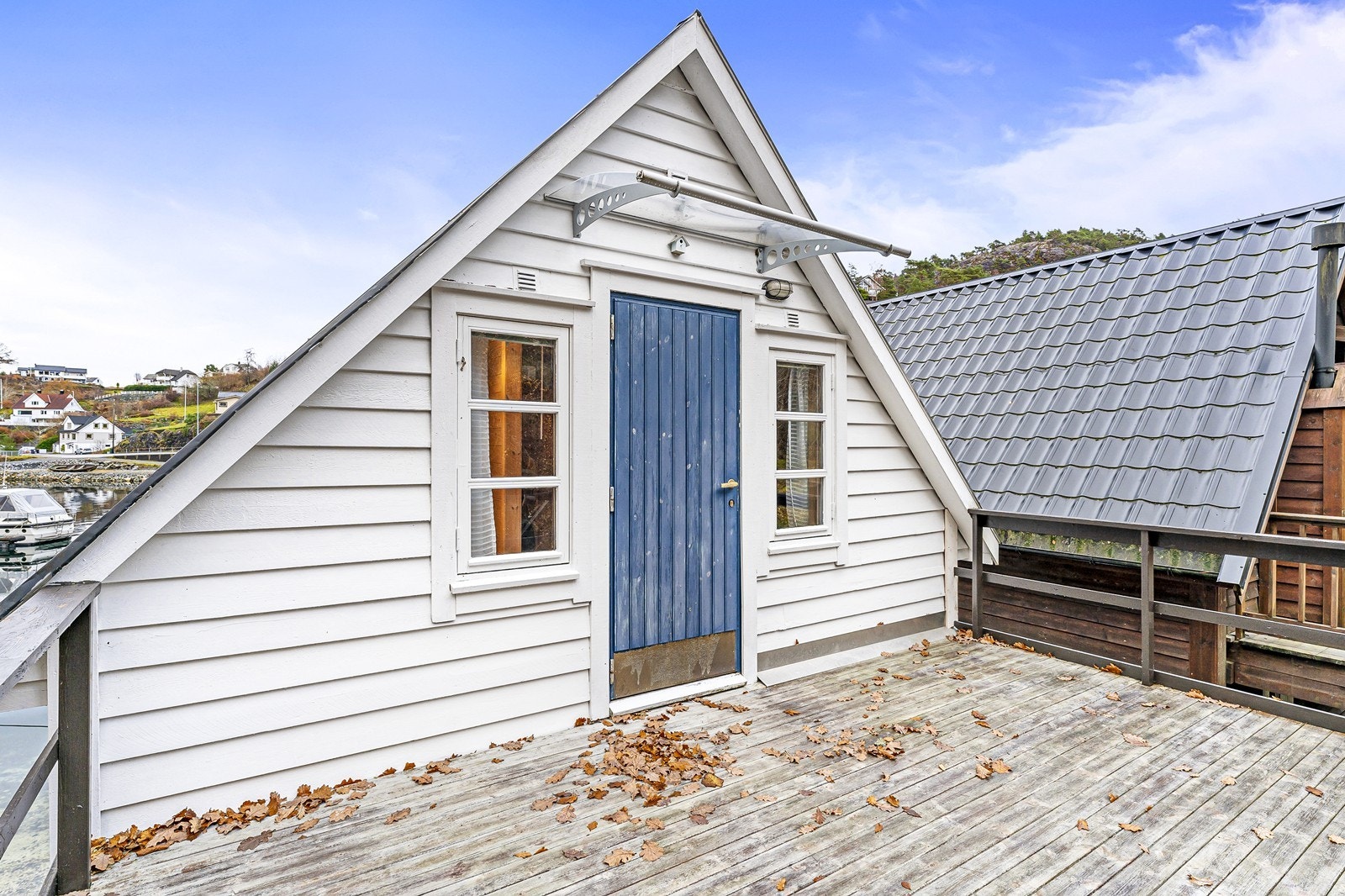 Utenfor inngangspartiet på baksiden er det opparbeidet en stor treterrasse. Galleribilde