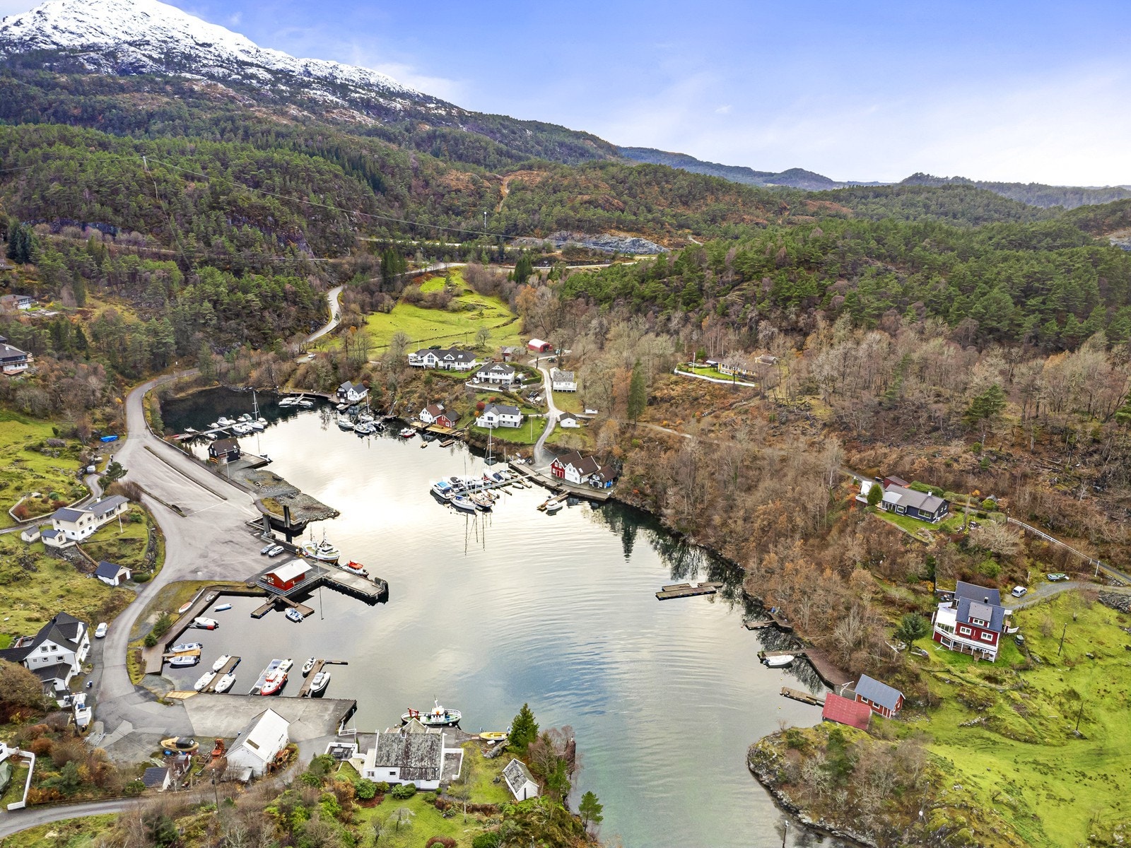 Naustet ligger fint plassert innerst i Siggjarvågen på østsiden av Bømlo. Galleribilde