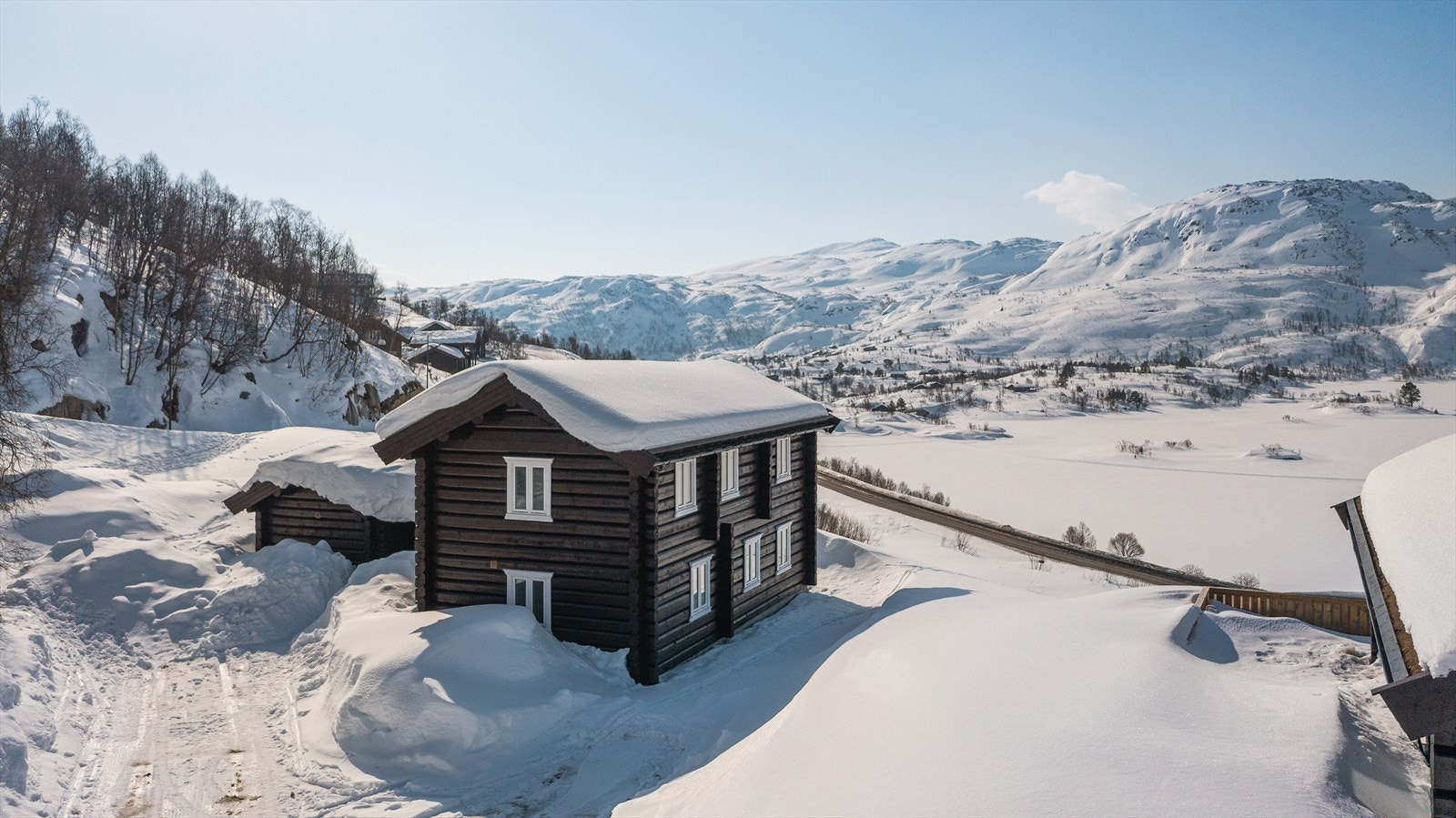 Nydelig utsikt til Eivindbuvatnet og området rundt Galleribilde