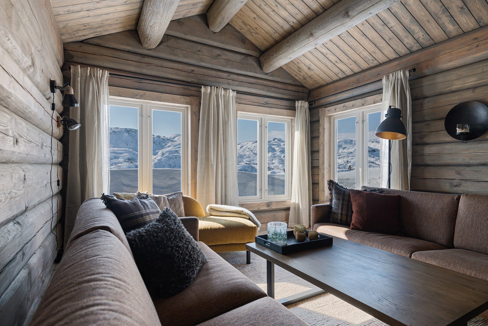 Eiendommen har en fenomenal utsiktbeliggenhet og ser bl.a. utover Eivindbuvatnet. Kort adkomst til både skiløyper og Alpinanlegg. Galleribilde