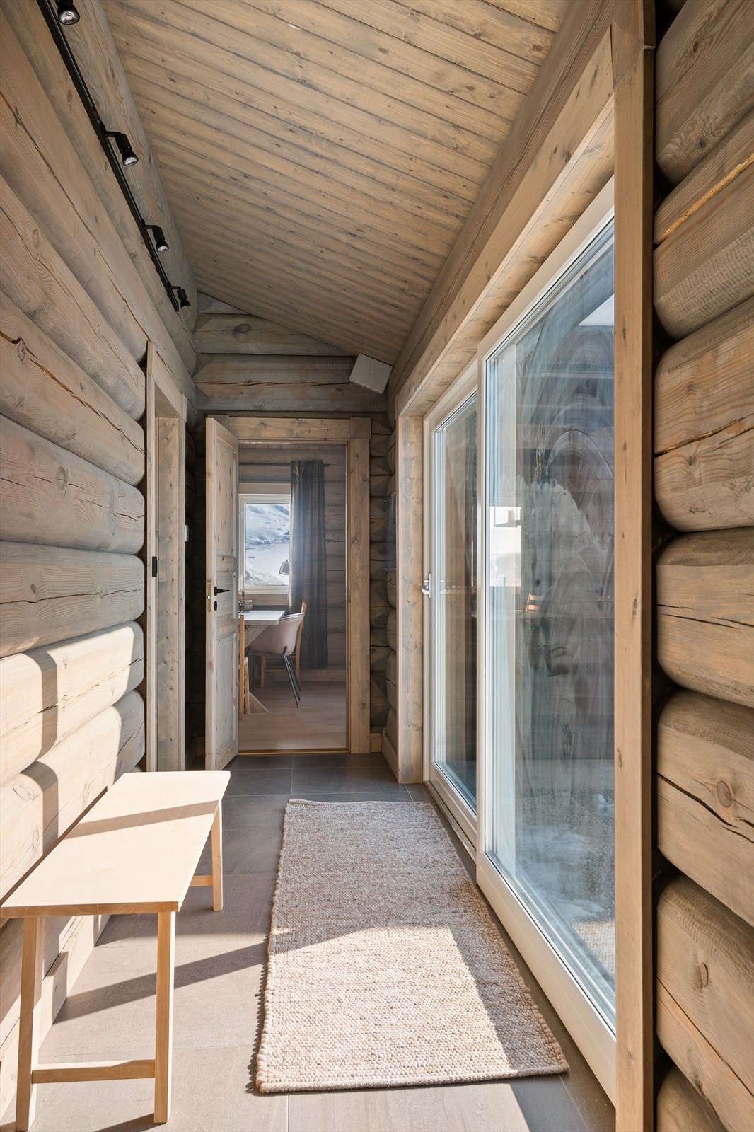 Svalgang med skyvedør ut til uteplass Galleribilde