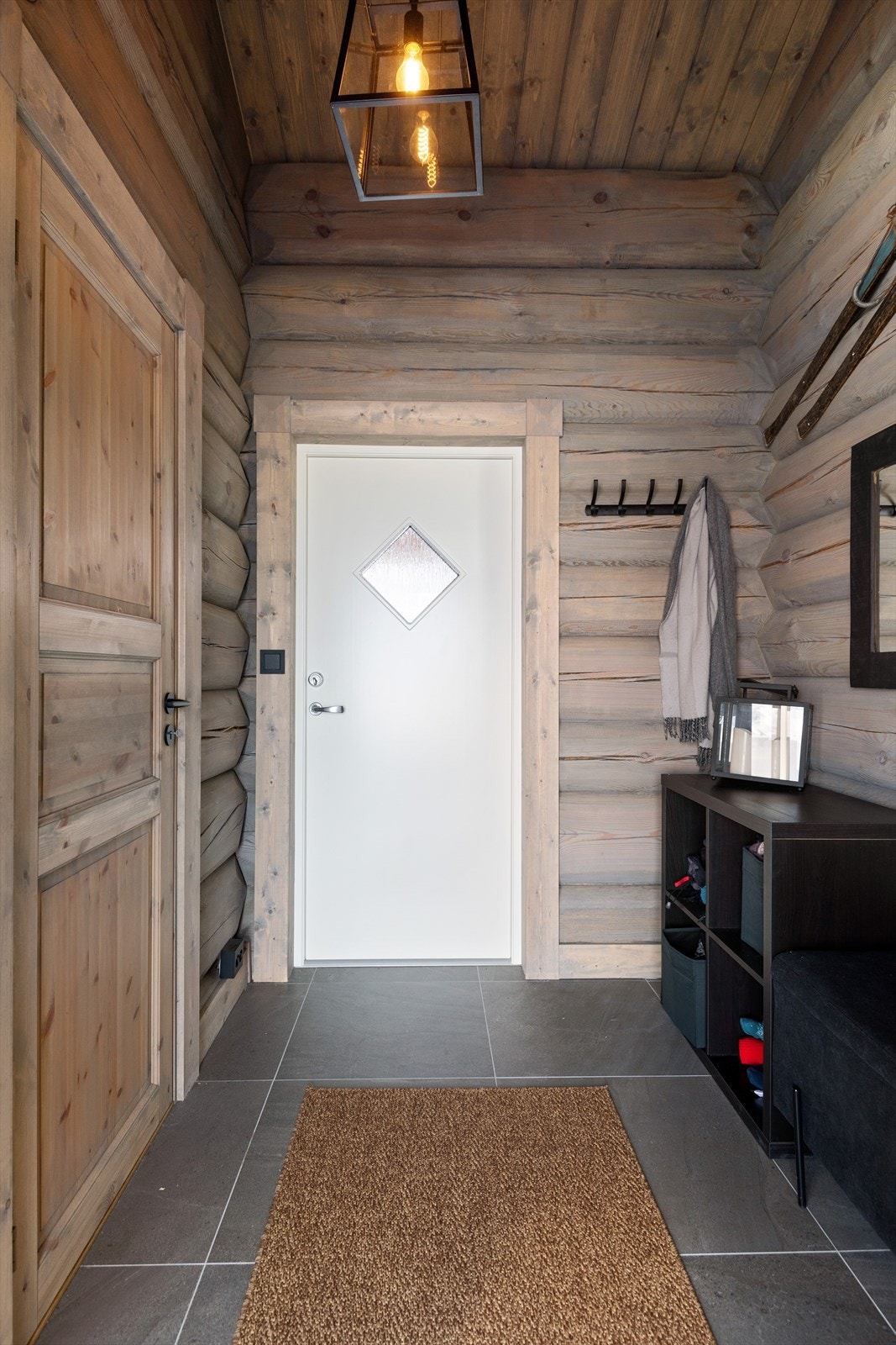 Vidnfang med plass til yttertøy og sko Galleribilde