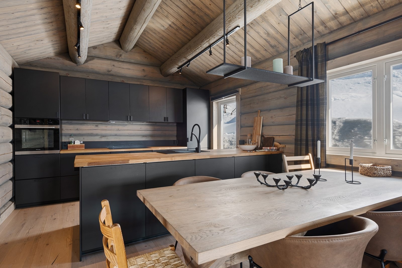 Pen kjøkkeninnredning i sort utførelse Galleribilde