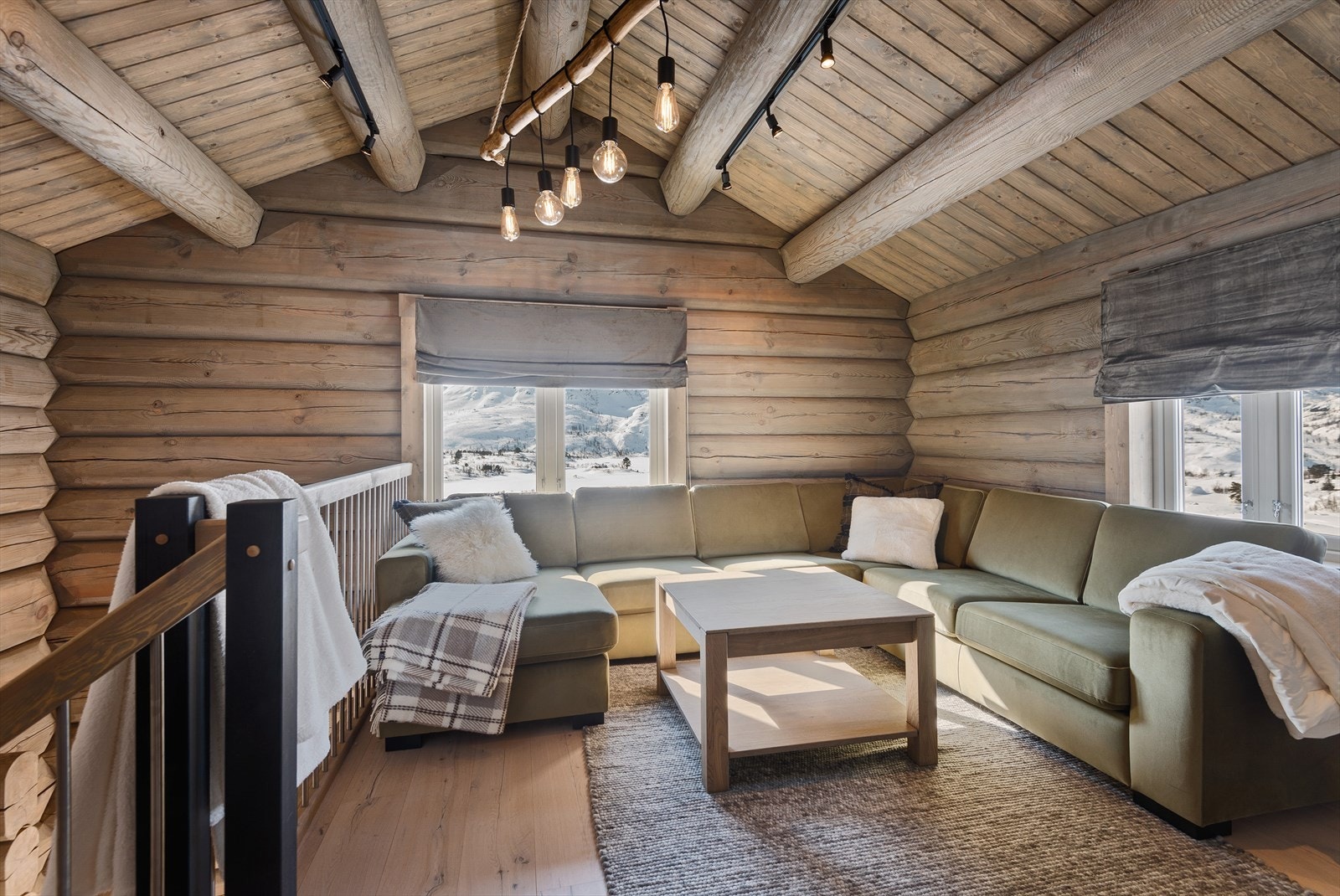 God plass til sofagruppe og flott utsikt Galleribilde