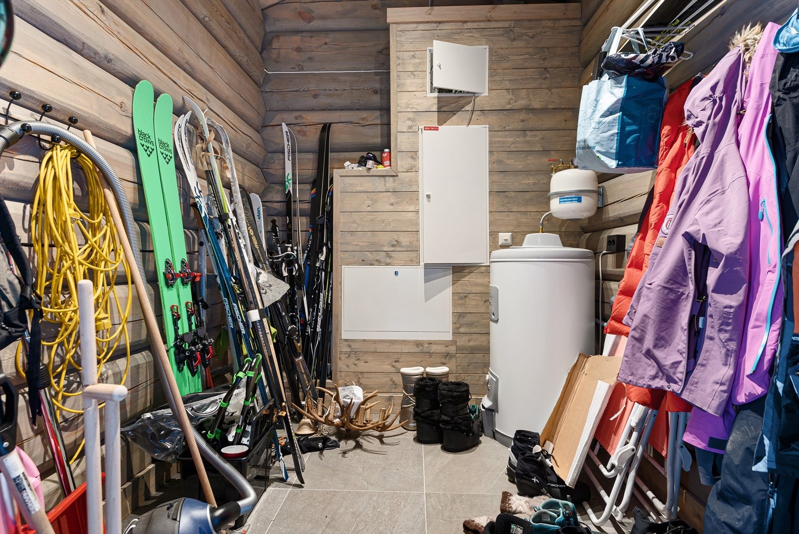 Skistall/vaskerom/bod med god plass til oppbevaring Galleribilde