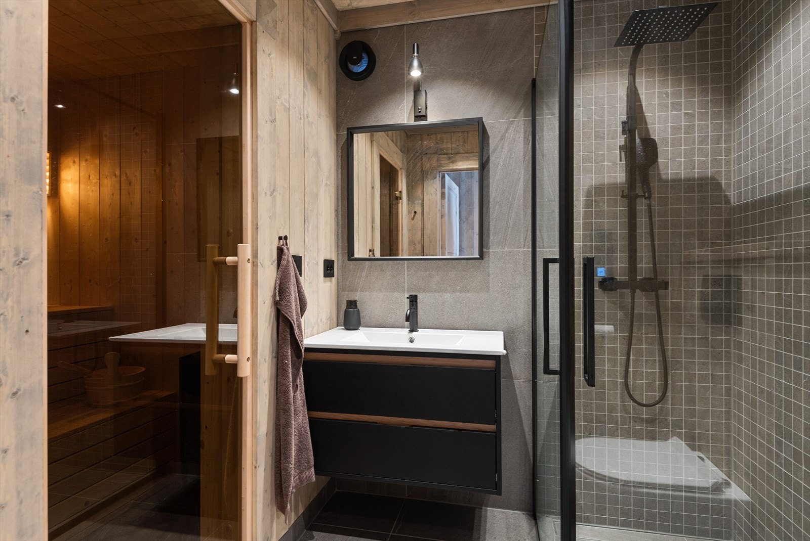 Meget delikat baderom med adkomst til badstu Galleribilde