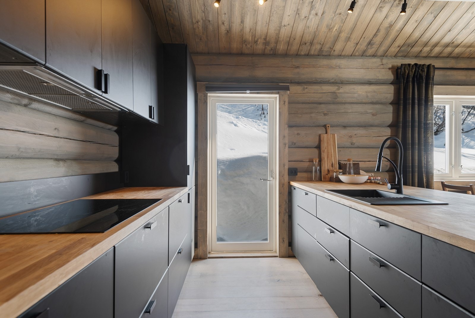 Utgang til uteområde fra kjøkken Galleribilde